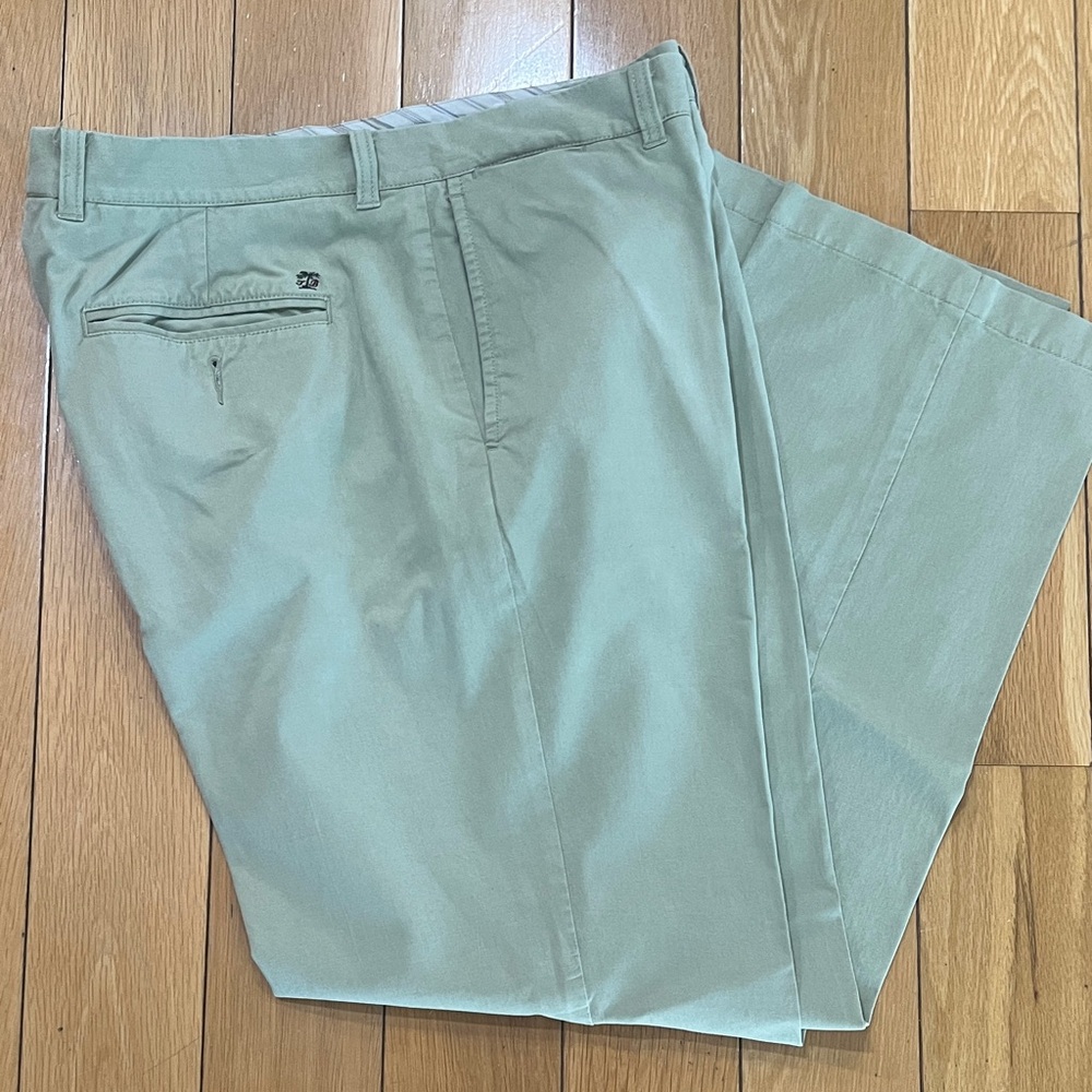 Tommy Bahama Men’s Light Tan Chinos. Flat front.